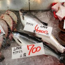 新鮮な海産物、その場で調理してくれ食べることもできます。