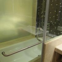 バスタブの上にドアがついてるせいか、出入りしにくい。