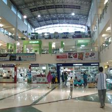 ２か所大きな吹き抜けが有りその周りに店舗が有ります。