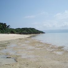 浜の向こうに見えるのは西表の山々です。