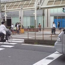 横断歩道を渡って乗り場へ