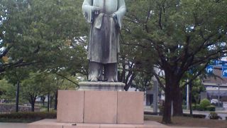 楠公銅像とともに文武の二忠臣を象徴した象だそうです。