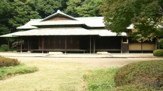 明治期の茶室風の建物で大変優雅な外観綺麗です