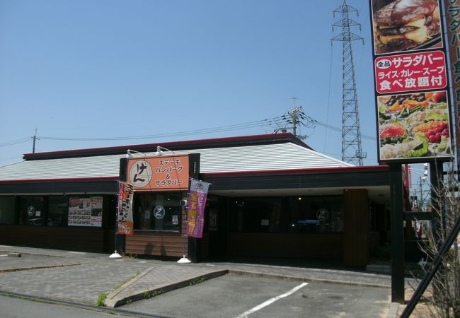 サラダ、カレー、スープのバイキングがついています