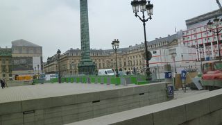 高級宝飾店や時計店があります