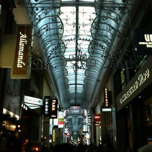 平日の昼間でもこの人出です。