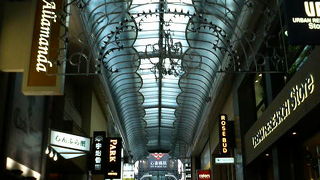 様々なお店がひしめくアーケード街