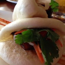 新鮮な野菜とお肉が挟まれています。