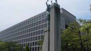 中之島公園の遊歩道にたつ緑の賛歌