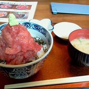 1日限定10食のお得な中おち丼　山盛りの新鮮な三崎のマグロでなんと630円なり