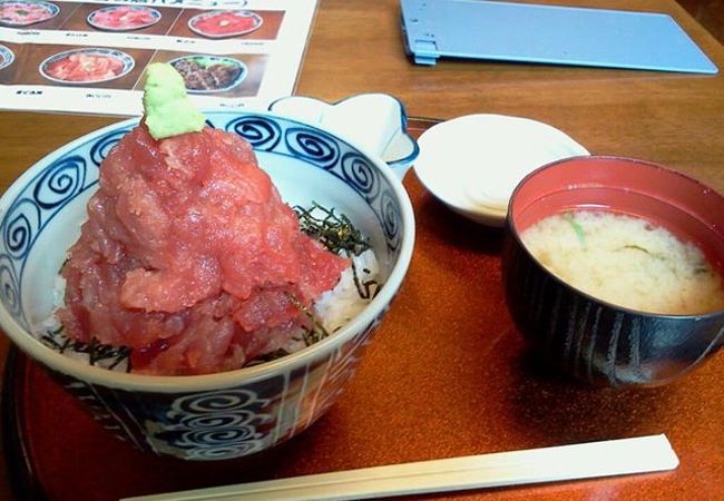 1日限定10食のお得な中おち丼　山盛りの新鮮な三崎のマグロでなんと630円なり