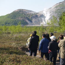 遊歩道からのアクセス。温泉街のツアー企画です。