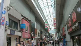 ここの商店街はいつも賑わっています