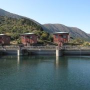 芦ノ湖の水は「深良水門」から静岡県に流れ、湖尻水門は芦ノ湖の水量調節機能しか持っていません。