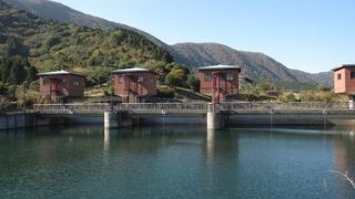 芦ノ湖の水は「深良水門」から静岡県に流れ、湖尻水門は芦ノ湖の水量調節機能しか持っていません。
