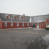 ５月末に雪が降り、凍てつく湖畔の宿