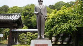 銅像は、上り立ち門の脇にあります