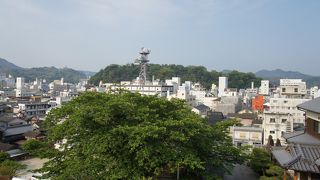 境内に上がると正面に宇和島城が見えて、向き合うような感じ