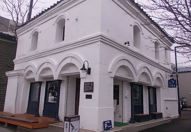 歴史ある建築でランチやコーヒーブレイクが楽しめます