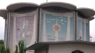 「桃華」の由来は、香淳皇后さまの御誕生日が三月なので桃の節句にちなんで桃とし、華の字形は十が六個と一で構成されていることから還暦を意味するということで命名。