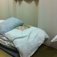 布団の畳み方もやる気なさげ