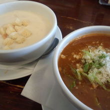 クラムチャウダーとトマトスープ