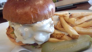 入店までの待ち時間に、系列店でフレッシュジュースはいかが？