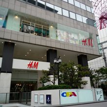地下１階〜２階が梅田オーパ　１階はＨ＆Ｍ