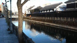 白壁の蔵やお屋敷が並ぶ栃木の静かな散歩道