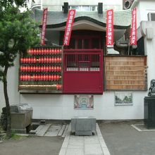 歌舞伎町公園内の神社です。セキュリティ頑丈
