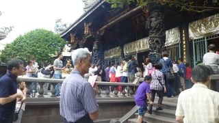 日曜日に行ったせいか大勢の参拝者が歌（お経？）を歌っていておもしろかった。