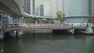 車や人の往来が多い橋　