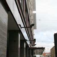 ホテルの前はすぐ道路です。