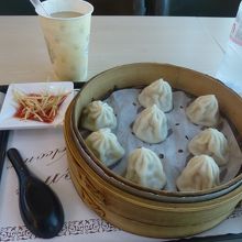 空港内のレストランで小龍包(味はちょっと残念）