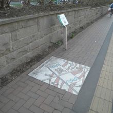 プレートが歩道に