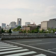 横から観たライオン像