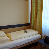 ちょっとさびしい感じのベッドでした・・・