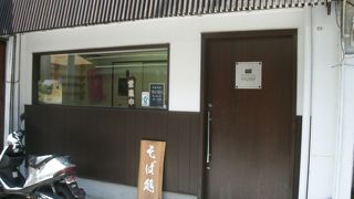 蕎麦屋さんとは思えないモダンな外観