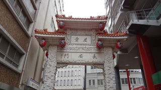 旧居留地に面している南京町の東側入口です