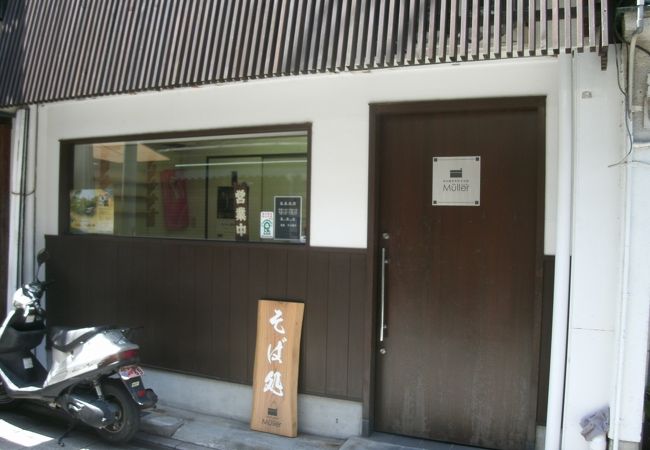 蕎麦屋さんとは思えないモダンな外観