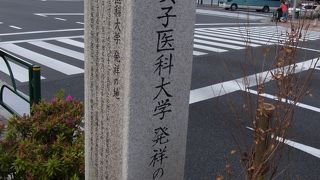 ホテルの前にあります