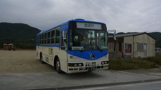 島の足を支えるバス