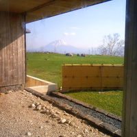 温泉棟の手前から羊蹄山を望む