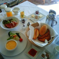 ルームサービスの朝食