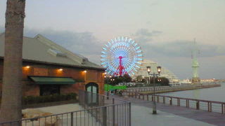神戸港近くの水路沿いの静かな散歩道