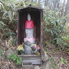 お地蔵さんに手を合わせながら登るのも情趣があります
