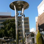 １日１０回定時に平和の鐘「ヒラリヨン」のメロディーが流れる岡東中央公園
