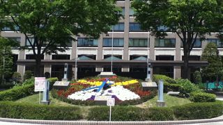 ものすごく立派な建物と敷地内の草木草花の整備にどれだけ金をかけてるの？