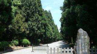 静かで荘厳な雰囲気