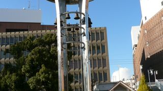 １日１０回定時に平和の鐘「ヒラリヨン」のメロディーが流れる岡東中央公園